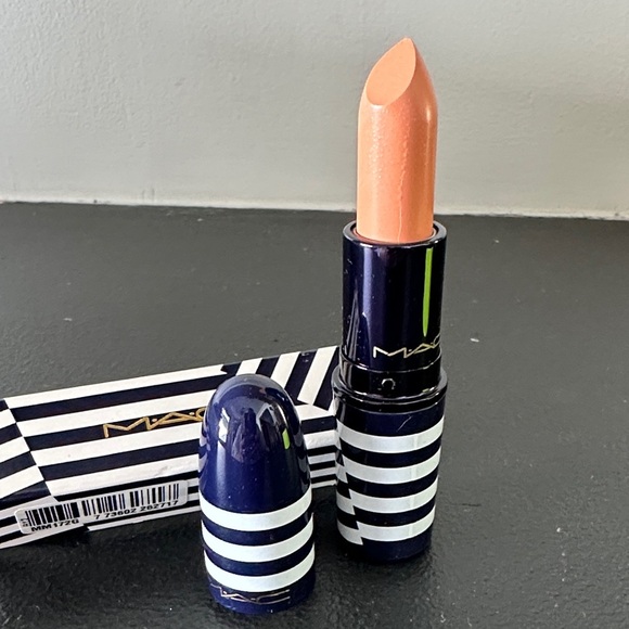 MAC Lipstick Amplified in ‚Salute’ - Picture 4 of 5